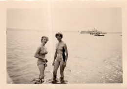 Photo Vintage Paris Snap Shop - Femme Maillot De Bain Mer Bateau  - Anonymous Persons