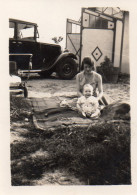 Photo Vintage Paris Snap Shop - Femme Enfant Voiture Citroën - Anonieme Personen