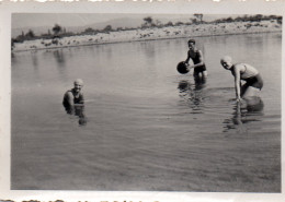 Photo Vintage Paris Snap Shop-homme Men Femme Women Lac Lake Ballon Ball - Anonymous Persons
