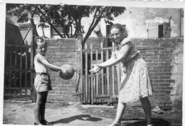 Photo Vintage Paris Snap Shop- Enfant Child Garçon Boy Femme Women Balon Ball - Autres & Non Classés