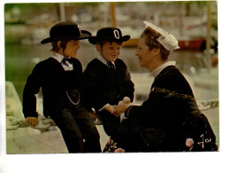 CP Costume De Bretagne Départ Pour La Fête - Bretagne