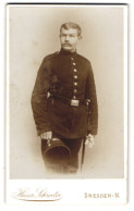 Fotografie Heinr. Schroeter, Dresden, Soldat In Uniform Rgt. 13 Mit Bajonett  - Anonyme Personen