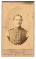 Fotografie J. Jungmann, Basel, Soldat In Musiker Uniform Mit Schwalbennest  - Anonieme Personen