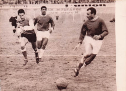 FOOTBALL REIMS NIMES 01/1962 VICTOIRE DE REIMS 2-0 AKESB POURSUIVI PAR CHARLES ALFRED ET  BETTACHI   PHOTO 18 X 13 CM - Deportes