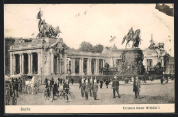 AK Berlin, Soldaten Marschieren Am Denkmal Kaiser Wilhelm I. Vorbei, Radfahrer, Pferdegespann  - Mitte