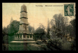 59 - TOURCOING - MONUMENT COMMEMORATIF - CARTE ANCIENNE TOILEE ET COLORISEE - Tourcoing