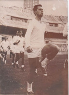 FOOTBALL MULLER SUCCESSEUR DE KOPA AU REAL MADRID 08-1962    PHOTO 18 X 13 CM - Sport