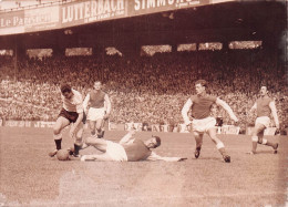 FOOTBALL RACING - REIMS  MATCH NUL 1-1 UN REMOIS AU SOL ACHEVE SON ACTION 05/1961 PHOTO 18 X 13 CM - Deportes