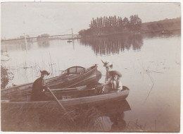 Ancienne Photographie Amateur / Années 1910 - 1920 / Femme, Petite Fille Et Curé Dans Une Barque - Personnes Anonymes