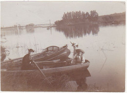 Ancienne Photographie Amateur / Années 1910 - 1920 / Femme, Petite Fille Et Curé Dans Une Barque - Anonieme Personen