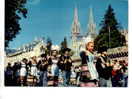 CP Défilé Des Fêtes De Cornouaille Au Pied Des Remparts De La Cathédrale De QUIMPER - Quimper