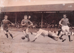 FOOTBALL 08/1961 VICTOIRE DU RED STAR CONTRE LE F.C. LIEGEOIS 1-1 LE GOAL DU RED STAR PLONGE  PHOTO 18 X 13 CM - Sports