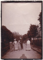 Ancienne Photographie Amateur / Années 1900 - 1920 / Femmes, Homme, Petite Fille, Bicyclettes - Anonymous Persons