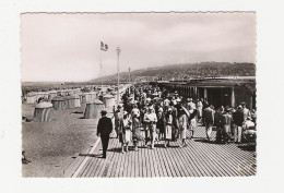 DEAUVILLE - Le Chemin Des Planches Et La Plage   (FR 20.101) - Deauville