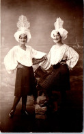 85 LES SABLES D'OLONNE - CARTE PHOTO - Elegantes En Costume  - Sables D'Olonne