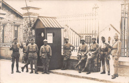 Carte Photo D'une Scène D'un Soldat Avec Pistolet Au Poing Devant L'entrée D'une Caserne, Sentinelle Et Guérite - Kazerne