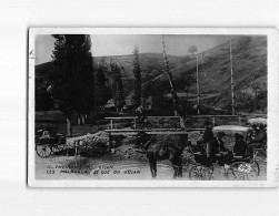 LE MAYET DE MONTAGNE : La Place Du Monument, Les Hôtels - Très Bon état - Autres & Non Classés