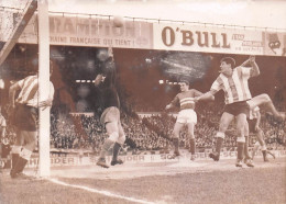 FOOTBALL 06/1962 LE RAPIDE DE VIENNE BAT LE RACING 4-2  PHOTO 18 X 13 CM - Deportes