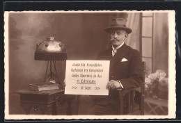 Foto-AK Älterer Herr Mit Einem Schild Vor Jugendstil-Lampe  - Other & Unclassified