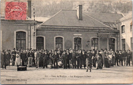 73 MODANE - Les Emigres Italiens Devant La Gare. - Modane