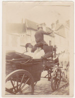 Ancienne Photographie Amateur / Fin 1800 Début 1900 / 2 Femmes Et Cocher Dans Une Calèche Tirée Par Un Cheval - Anonyme Personen