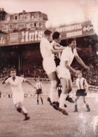 FOOTBALL 06/1962 ETOILE ROUGE DE BELGRADE BAT  LE RAPID DE VIENNE 2-0  AU PARC DES PRINCES PHOTO 18 X 13 CM - Deportes