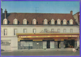 Carte Postale 03. Moulins  Hotel Restaurant  Danguin Et Terminus  Très Beau Plan - Moulins