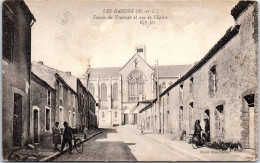 49 LES GARDES - Facade Du Transept Et Rue De L'eglise. - Autres & Non Classés