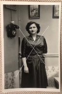 Portrait Mimy Posant à Côté Du Téléphone Murale Gage D’amitié Photo Snapshot Datée 1954 - Anonyme Personen