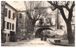 83 FAYENCE - La Place De La Republique. - Autres & Non Classés