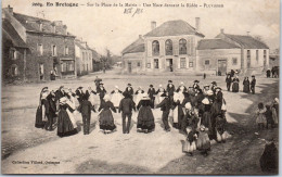 56 PLUVIGNER - La Danse De La Ridee Sur La Place De La Mairie  - Autres & Non Classés