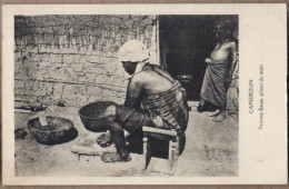 CPA CAMEROUN - Femme Bassa , Pilant Du Maïs - TB GROS PLAN Femme Assise - Camerún