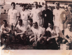 FOOTBALL MONDIAL 1962 LA TCHECOSLOVAQUIE BAT LA YOUGOSLAVIE 3-1  RENCONTRERA LE BRESIL PHOTO 21X16CM - Sports