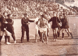 FOOTBALL 03/1961 INCIDENTS APRES L'ELIMINATION DE NICE CONTRE SEDAN LE JUGE DE TOUCHE PRIS A PARTI PHOTO 18X13CM - Deportes