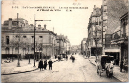 92 ISSY LES MOULINEAUX - La Rue Renan Et L'hotel De Ville. - Issy Les Moulineaux
