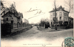 91 YERRES - Hotel Des Calmadules Et Rue De Villecresnes. - Yerres