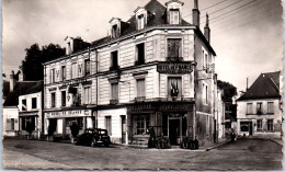 72 CHATEAUDU LOIR - La Place De L'hotel De Ville. - Chateau Du Loir