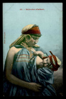 TUNISIE - SCENES ET TYPES - EDITEUR GARRIGUES CARTE COLORISEE - BEDOUINE ALLAITANT - FEMME - Tunisie