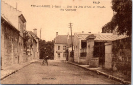 02 VIC SUR AISNE - Rue Du Jeu D'arc Et L'ecole Des Garçons  - Autres & Non Classés