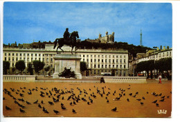 CPSM / CPM 10.5 X 15 Rhône LYON Place Bellecour Statue De Louis XIV   Fourvière Pigeon - Andere & Zonder Classificatie