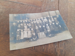 SCHULE In DEUTSCHLAND DAZUMAL - 1917 - ZWEI STRENGE LEHRER Mit IHRER GROSSEN KLASSE - KLEINE JUNGS Und MAEDCHEN - Personnes Anonymes