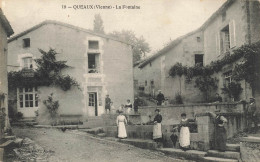 Queaux * Place Du Village Et La Fontaine ( Lavoir ? ) * Hôtel MUZARD * Villageois - Autres & Non Classés