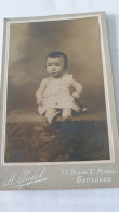 PHOTO CDV BEBE SUR BANC   -  PHOTOGRAPHE PUJOL TOULOUSE V° 10.5X6.5 CM - Antiche (ante 1900)