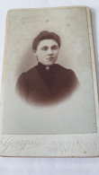 PHOTO CDV TETE DE FEMME   -  PHOTOGRAPHE GEORGES VERSAILLES V° 10.5X6.5 CM PORTRAIT NUAGE - Oud (voor 1900)