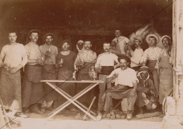 Photo Afrique Algérie Ouvriers Forgerons Apéro Pernod à Djelfa Souvenir Mission Géodésique Militaire Boulard Gentil - Antiche (ante 1900)
