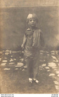 CARTE PHOTO NON IDENTIFIEE REPRESENTANT UN ENFANT AVEC UN COSTUME DE SCENE - A Identificar