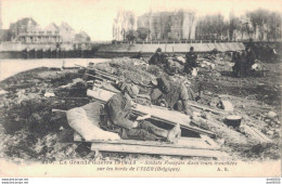 SOLDATS FRANCAIS DANS LEURS TRANCHEES SUR LES BORDS DE L'YSER BELGIQUE - Guerre 1914-18