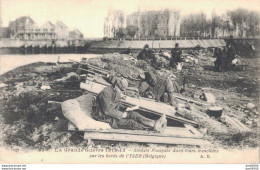 SOLDATS FRANCAIS DANS LEURS TRANCHEES SUR LES BORDS DE L'YSER BELGIQUE - War 1914-18