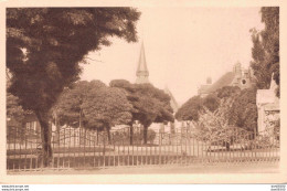 80 MONTDIDIER SQUARE MONUMENT AUX MORTS ET VUE SUR L'EGLISE SAINT PIERRE - Montdidier