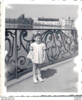 PHOTO DE 7 X 6 CMS FILLETTE EN ROBE BLANCHE AU BORD D'UN FLEUVE - Personnes Anonymes